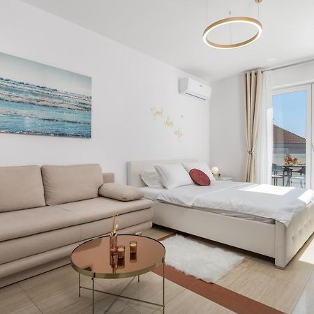 Luxury Studio Apartment Honeymoon เซลเซ ภายนอก รูปภาพ