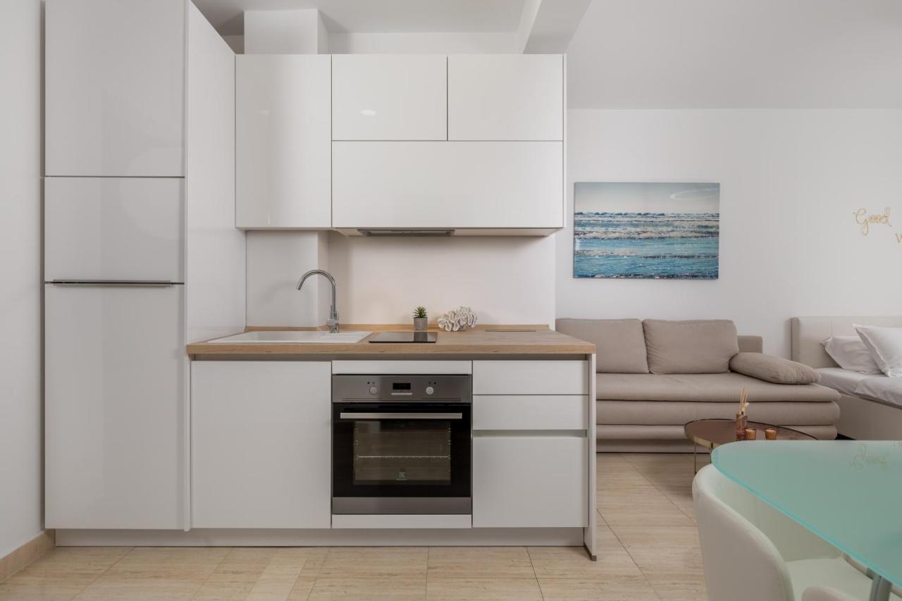 Luxury Studio Apartment Honeymoon เซลเซ ภายนอก รูปภาพ