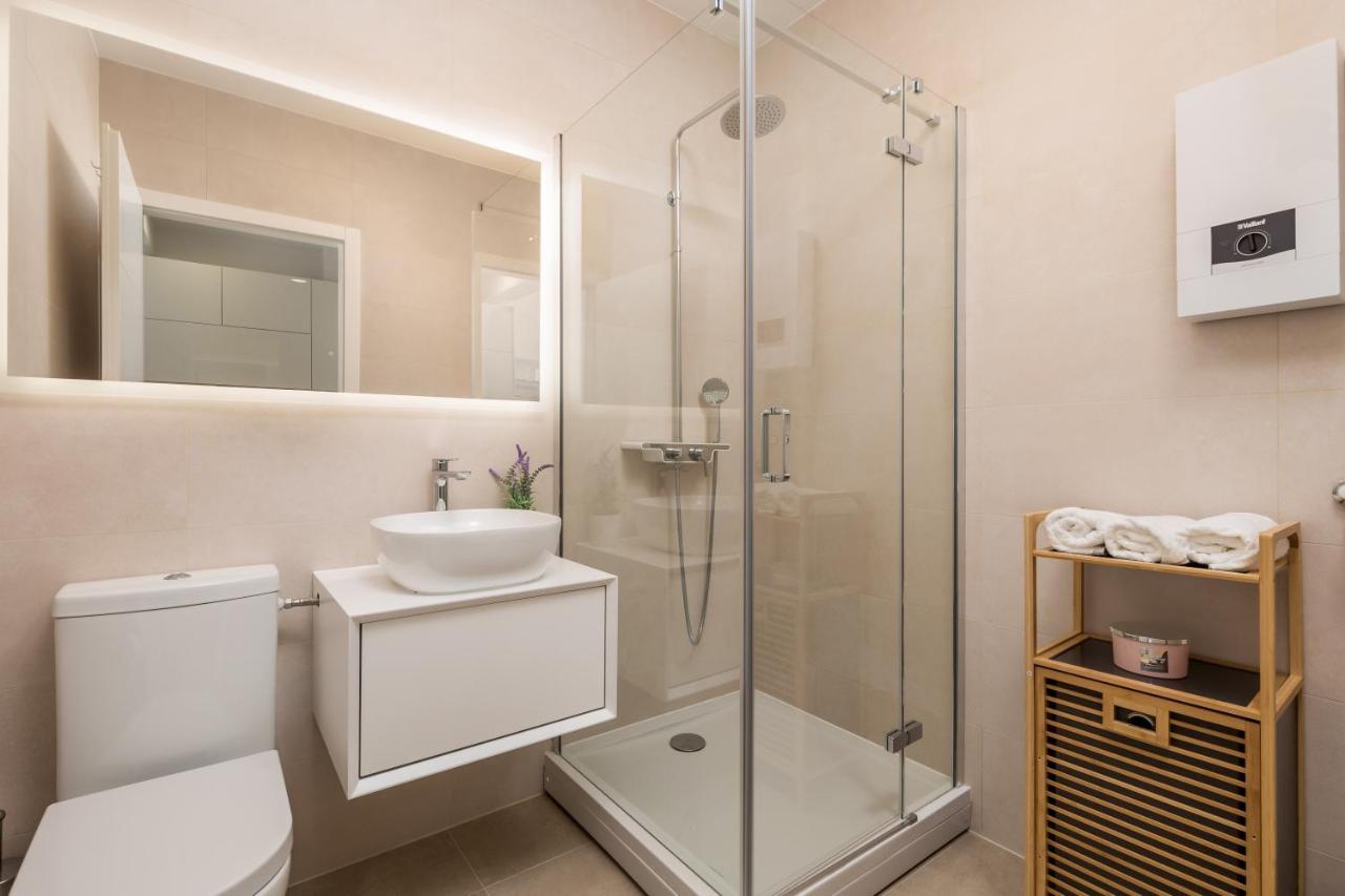 Luxury Studio Apartment Honeymoon เซลเซ ภายนอก รูปภาพ