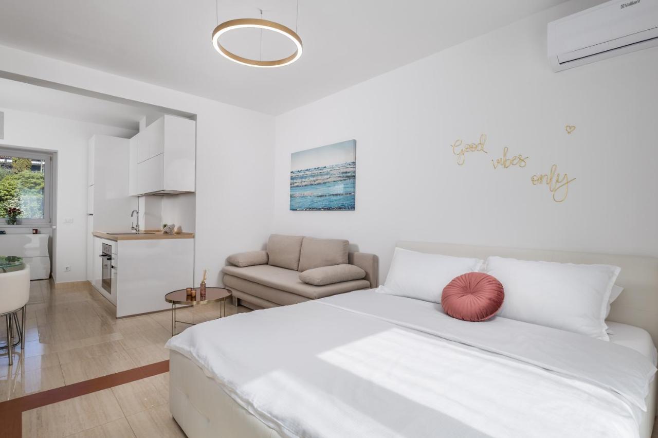 Luxury Studio Apartment Honeymoon เซลเซ ภายนอก รูปภาพ